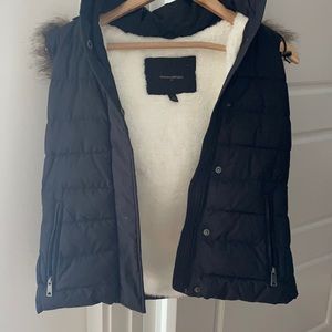 Banana republic black puffer vest with removable faux fur hood size xs